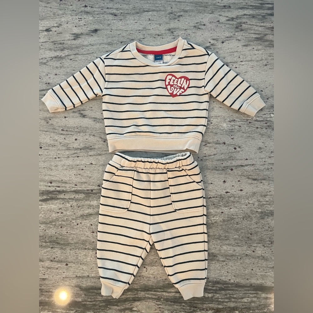 Old Navy Unisex Valentine’s Sweatshirt and Sweatpants Set